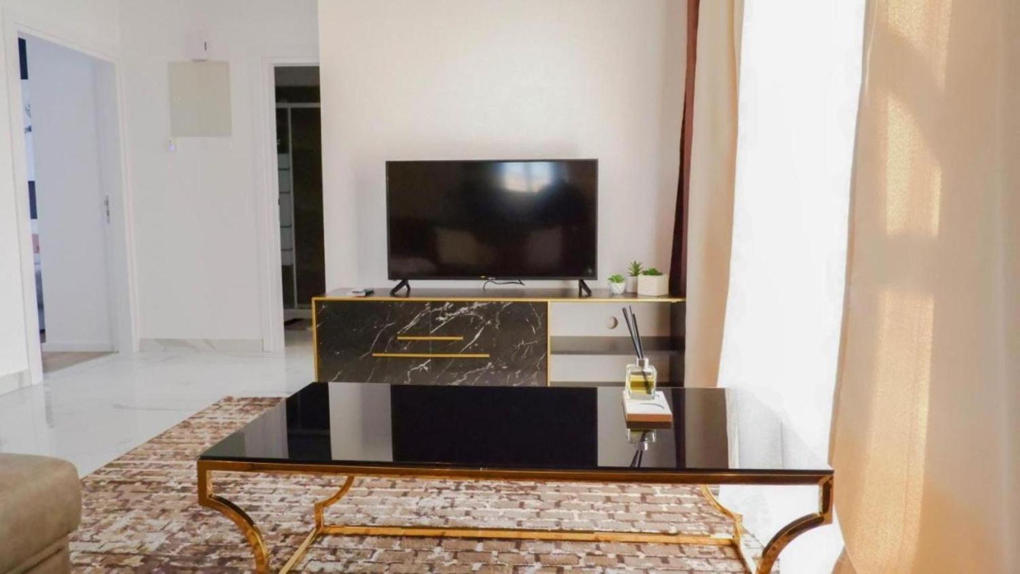 H&O Boulevard Breeze Apartment! Πάφος Εξωτερικό φωτογραφία