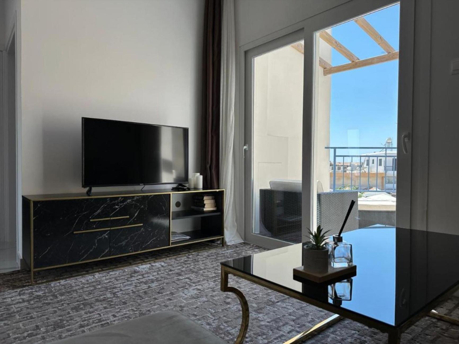 H&O Boulevard Breeze Apartment! Πάφος Εξωτερικό φωτογραφία